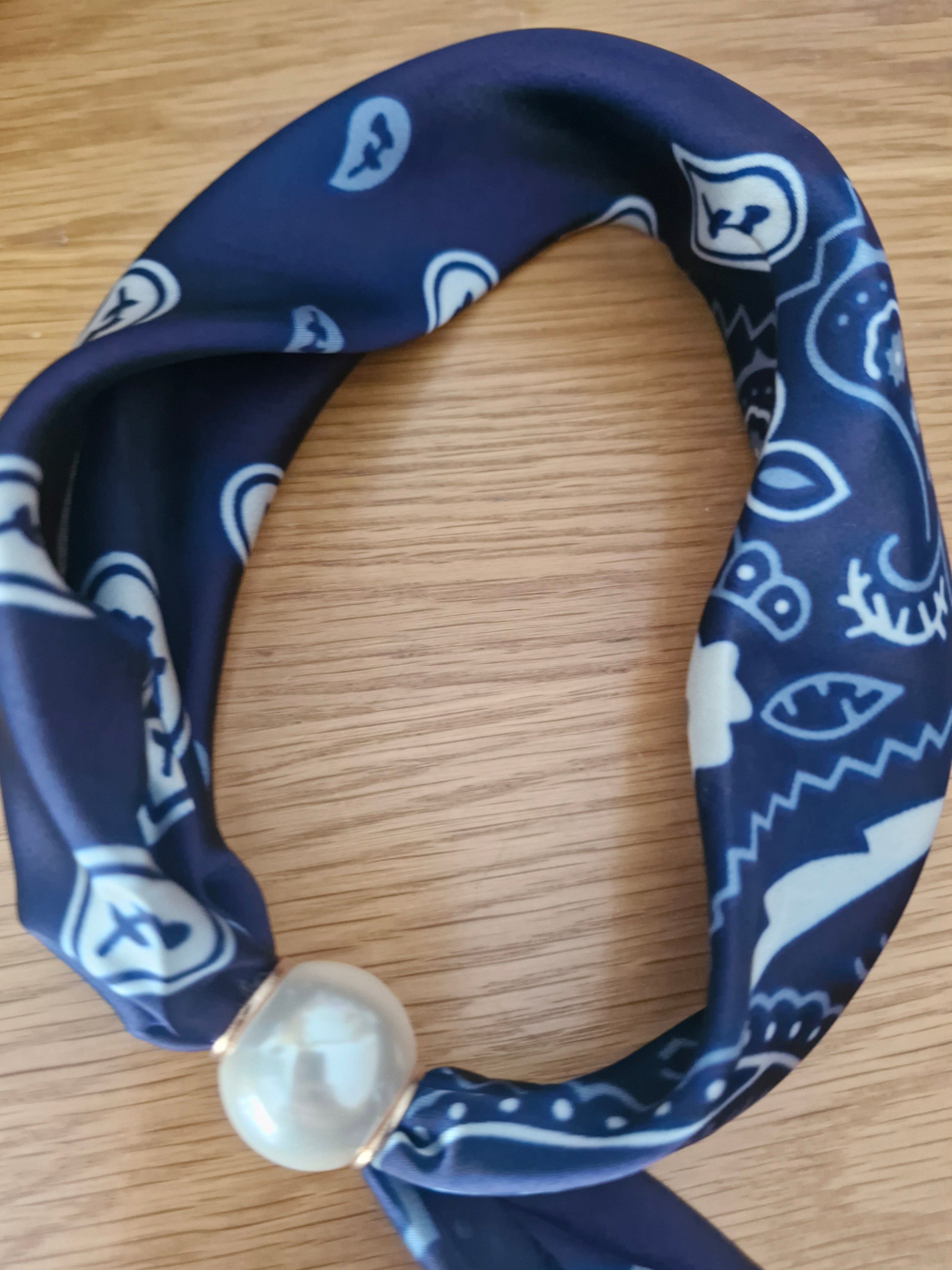 Scarf with pearl closure